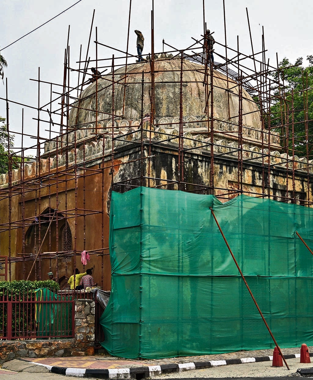 The Lodhi-era Gol Gumbad on Lodhi Road receives a facelift. The work included redoing of the damaged plaster layer of the structure, and filling of gaps and cracks to further strengthen it. (Vipin Kumar/ht photo) The Lodhi-era Gol Gumbad on Lodhi Road receives a facelift. The work included redoing of the damaged plaster layer of the structure, and filling of gaps and cracks to further strengthen it. (Vipin Kumar/ht photo)