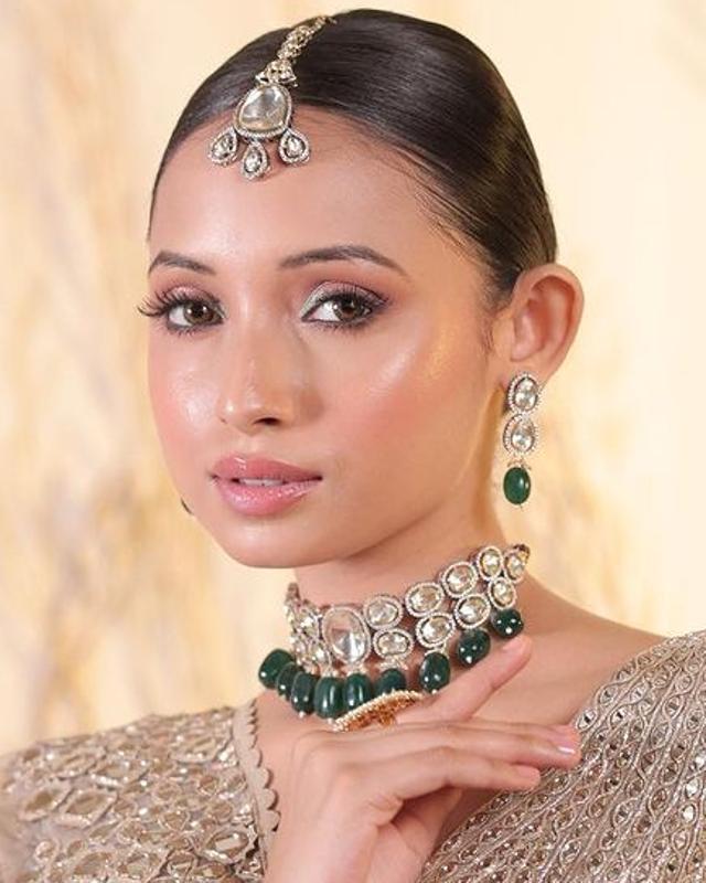 Avoid using a shiny highlighter, glitter and gloss together (Photo: Instagram) Avoid using a shiny highlighter, glitter and gloss together (Photo: Instagram)