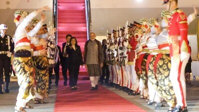 PM Modi received a ceremonial welcome at the Jakarta International Airport with traditional Indonesian dance. (Narendra Modi/Twitter) PM Modi received a ceremonial welcome at the Jakarta International Airport with traditional Indonesian dance. (Narendra Modi/Twitter)