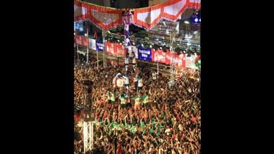 People gathered to celebrate Dahi Handi at Babu Genu Mandai on Thursday. (Rahul Raut/HT PHOTO) People gathered to celebrate Dahi Handi at Babu Genu Mandai on Thursday. (Rahul Raut/HT PHOTO)