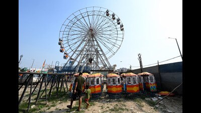 Police said that it is suspected that they were riding the Ferris wheel when the cabin suddenly jerked, causing them to fall to the ground, police said, adding that the granddaughter escaped with no injuries. (Sunil Ghosh/HT Photo) Police said that it is suspected that they were riding the Ferris wheel when the cabin suddenly jerked, causing them to fall to the ground, police said, adding that the granddaughter escaped with no injuries. (Sunil Ghosh/HT Photo)