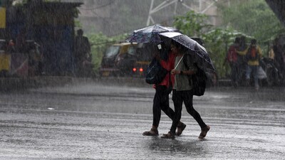 Pedestrians seen walking during heavy rains in Navi Mumbai. (HT PHOTO)