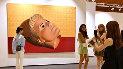 Visitors look at an artwork named "Ken, 2023" by artist Sun Yitian during the Frieze Seoul 2023 art fair in Seoul. South Korea back to hosting Frieze Art Fair, offering boost to Asia's art market (Photo by Jung Yeon-je / AFP) Visitors look at an artwork named "Ken, 2023" by artist Sun Yitian during the Frieze Seoul 2023 art fair in Seoul. South Korea back to hosting Frieze Art Fair, offering boost to Asia's art market (Photo by Jung Yeon-je / AFP)