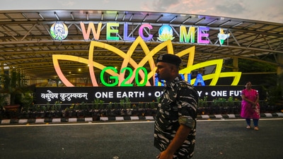 Security personnel stand guard outside the Bharat Mandapam near Pragati Maidan for the G-20 Summit. (Hindustan Times) Security personnel stand guard outside the Bharat Mandapam near Pragati Maidan for the G-20 Summit. (Hindustan Times)