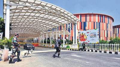 Security personnel along with a sniffer dog outside Bharat Mandapam ahead of G20 Summit on Thursday. (Sanjeev Verma/HT PHOTO) Security personnel along with a sniffer dog outside Bharat Mandapam ahead of G20 Summit on Thursday. (Sanjeev Verma/HT PHOTO)