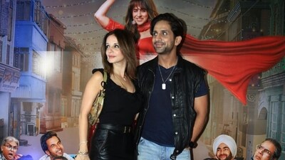 Actor Hrithik Roshan's ex-wife, interior designer Sussanne Khan was also spotted at the bash with her boyfriend, actor Arslan Goni. While Sussanne was dressed in black, Arslan wore blue denims with a dark blue T-shirt and a sleeveless jacket. Actor Hrithik Roshan's ex-wife, interior designer Sussanne Khan was also spotted at the bash with her boyfriend, actor Arslan Goni. While Sussanne was dressed in black, Arslan wore blue denims with a dark blue T-shirt and a sleeveless jacket. 