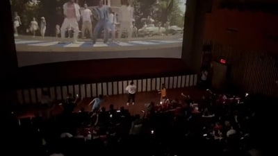 An individual proposing to the love of his life during Shah Rukh Khan film Jawan. (X/@SRKUniverse) An individual proposing to the love of his life during Shah Rukh Khan film Jawan. (X/@SRKUniverse)