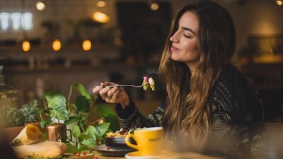 Slow and mindful eating: Engage all your senses while eating. Take the time to savour the flavours, texture, and aromas of your food. &nbsp;Chew slowly and thoroughly, paying attention to each bite. (Unsplash)