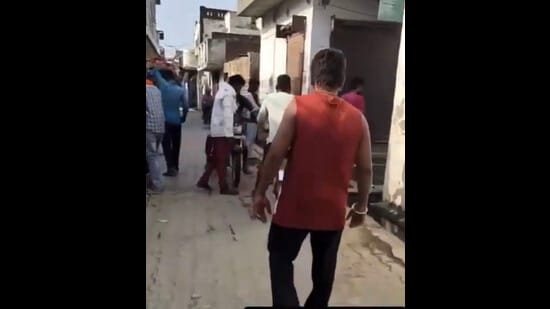 Video grab of the place where drugs were being sold. Attari deputy superintendent of police (DSP) Gurinderpal Singh said all accused have been booked under various sections of the NDPS Act at Lopoke police station. (HT photo)