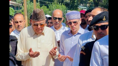 Jammu and Kashmir National Conference chief Farooq Abdullah and party vice-president Omar Abdullah pay tribute to party founder Sheikh Mohammad Abdullah on his 41st death anniversary, in Srinagar on Friday. (ANI) Jammu and Kashmir National Conference chief Farooq Abdullah and party vice-president Omar Abdullah pay tribute to party founder Sheikh Mohammad Abdullah on his 41st death anniversary, in Srinagar on Friday. (ANI)
