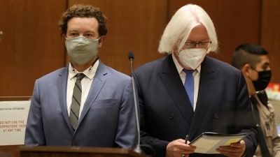 FILE PHOTO: Actor Danny Masterson stands with his lawyer Thomas Mesereau as he is arraigned on three rape charges in separate incidents between 2001 and 2003, at Los Angeles Superior Court, Los Angeles, California, U.S., September 18, 2020. REUTERS/Lucy Nicholson/File Photo (REUTERS)
