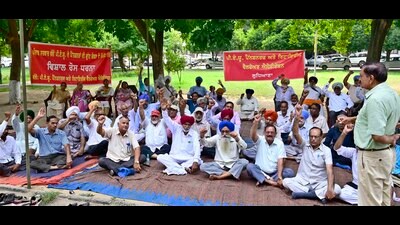 Punjab Agriculture University Pensioners and Retirees Welfare Association holding a protest against the delayed pensions outside Thapar hall in Ludhiana on Friday. (Gurpreet Singh/HT Photo)