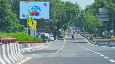 Sardar Patel Marg deserted due to restrictions ov vehicular movement in view of G20 Summit. (HT Photo) Sardar Patel Marg deserted due to restrictions ov vehicular movement in view of G20 Summit. (HT Photo)