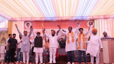 Former minister and Congress legislator Rajendra Singh Gudha with Maharashtra chief minister Eknath Shinde in Jhunjhunu district on Saturday. (HT Photo) Former minister and Congress legislator Rajendra Singh Gudha with Maharashtra chief minister Eknath Shinde in Jhunjhunu district on Saturday. (HT Photo)