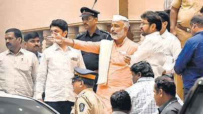 On Saturday in Jalna, the Maratha activist, in the presence of the delegation, government mediator Arjun Khotkar and hundreds of community members, announced that the government had been holding talks but had not accepted any of their demands. “It should first issue a GR, announcing blanket reservation to us as Kunbis or the implementation of the June 2004 GR in letter and spirit,” he said. “Until then I will not call off my indefinite hunger strike.” (Anshuman Poyrekar/ HT PHOTO) On Saturday in Jalna, the Maratha activist, in the presence of the delegation, government mediator Arjun Khotkar and hundreds of community members, announced that the government had been holding talks but had not accepted any of their demands. “It should first issue a GR, announcing blanket reservation to us as Kunbis or the implementation of the June 2004 GR in letter and spirit,” he said. “Until then I will not call off my indefinite hunger strike.” (Anshuman Poyrekar/ HT PHOTO)