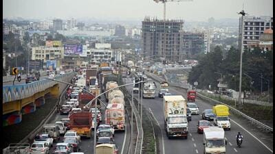 Traffic seen on Pune-Bengaluru highway at Chandani Chowk on Saturday. (Kalpesh Nukte/HT PHOTO) Traffic seen on Pune-Bengaluru highway at Chandani Chowk on Saturday. (Kalpesh Nukte/HT PHOTO)