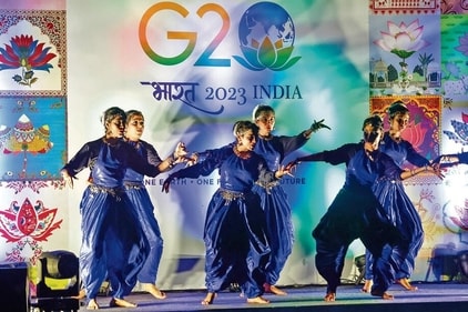 A fusion of Kathak and contemporary dance has been choreographed on the song, Lean On. (Evelyn Hockstein/Reuters) A fusion of Kathak and contemporary dance has been choreographed on the song, Lean On. (Evelyn Hockstein/Reuters)