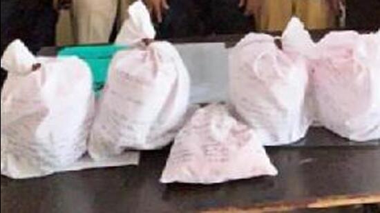 Police recovered 6kg of narcotics from the two locations pinpointed by the accused at village Tendi Wala in Ferozepur. Jalandhar police recovered another tranche of 12kg heroin, part of the 50kg consignment smuggled from Pakistan with the help of swimmers hired by trafficker Malkiat Singh alias Kali on Saturday, police officials said. (HT File Photo/ Representational image)
