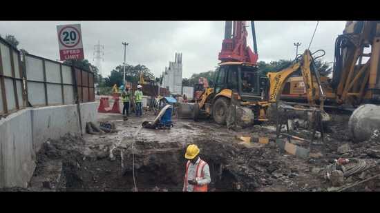 Repair work underway after water pipeline gets damaged due to metro work at SPPU Chowk (HT PHOTO)