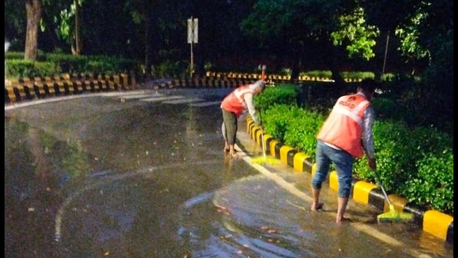 Amid rain, 800 NDMC workers deployed to keep roads clear of water - Vimarsana News