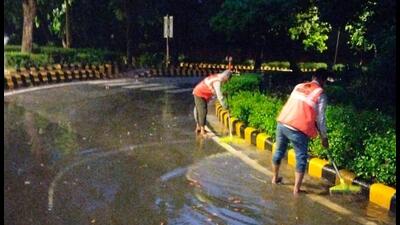 Amid rain, 800 NDMC workers deployed to keep roads clear of water Amid rain, 800 NDMC workers deployed to keep roads clear of water