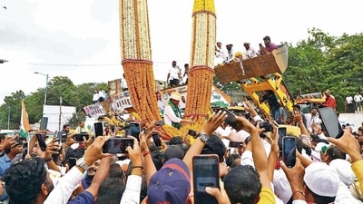 Ajit Pawar held a road show at Katraj Chowk on Sunday. He was given a grand welcome as a huge garland was seen held by cranes, while his supporters gathered in large numbers. (Rahul Raut/HT PHOTO) Ajit Pawar held a road show at Katraj Chowk on Sunday. He was given a grand welcome as a huge garland was seen held by cranes, while his supporters gathered in large numbers. (Rahul Raut/HT PHOTO)