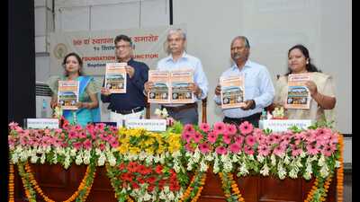 BSIP director Mahesh Thakkar, chief guest and chairman Nitin R Kamalkar (second and third from left), releasing second edition of the annual Hindi magazine ‘Puravigyan Smarika’ on BSIP’s 77th foundation day. (HT photo)