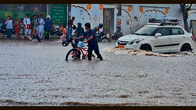 Commuters caught in a waterlogged road amid the rain near Singh Shaheedan Gurdwara in Sohana, Mohali, on Sunday. (Sanjeev Sharma/HT) Commuters caught in a waterlogged road amid the rain near Singh Shaheedan Gurdwara in Sohana, Mohali, on Sunday. (Sanjeev Sharma/HT)