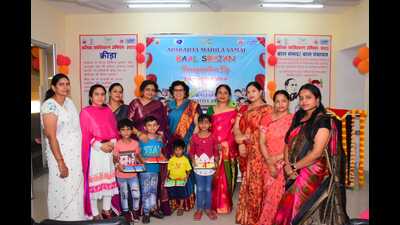 President of MUNPL’s Aprajita Mahila Samaj Usha Kumar and other members with kids during the inauguration of ‘Baal Srijan Evening Tuition Classes’. (HT FILE PHOTO)
