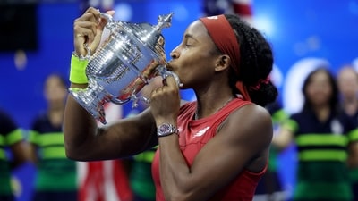 Tennis - U.S. Open - Flushing Meadows, New York, United States - September 9, 2023 Coco Gauff of the U.S. celebrates with the trophy after winning the U.S. Open REUTERS/Mike Segar (REUTERS)