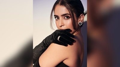 With the assistance of hair stylist Natasha Mathias, Sanya styled her luscious locks into a low bun with a middle parting, leaving face-framing flicks open, which gave her a chic look. (Instagram/@sanyamalhotra_) With the assistance of hair stylist Natasha Mathias, Sanya styled her luscious locks into a low bun with a middle parting, leaving face-framing flicks open, which gave her a chic look. (Instagram/@sanyamalhotra_)