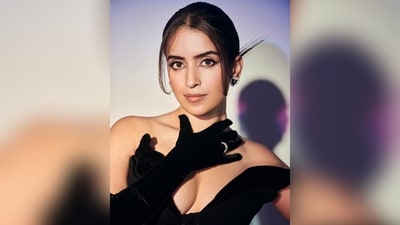 For her glam makeup look, Sanya got decked up in shimmer eyeshadow, winged eyeliner, mascara-coated lashes, blushed cheeks, a dewy base and a shade of nude lipstick. (Instagram/@sanyamalhotra_) For her glam makeup look, Sanya got decked up in shimmer eyeshadow, winged eyeliner, mascara-coated lashes, blushed cheeks, a dewy base and a shade of nude lipstick. (Instagram/@sanyamalhotra_)