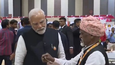 Prime Minister Narendra Modi at 'Crafts Bazaar' in Bharat Mandapam. Prime Minister Narendra Modi at 'Crafts Bazaar' in Bharat Mandapam.