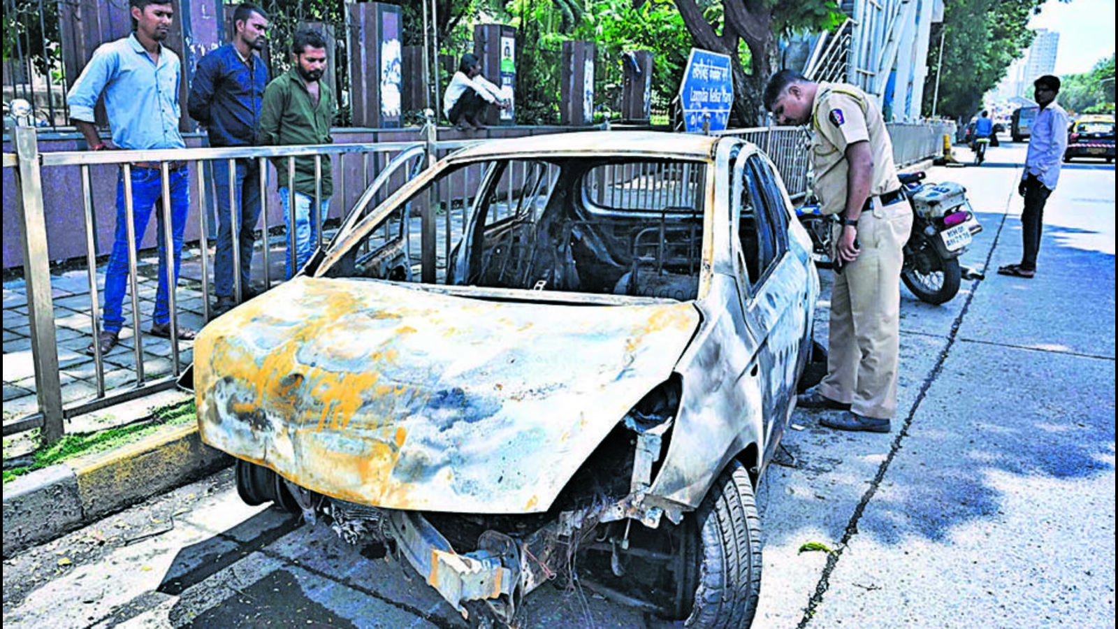 Two charred after car crashes into road divider in Matunga - Vimarsana News
