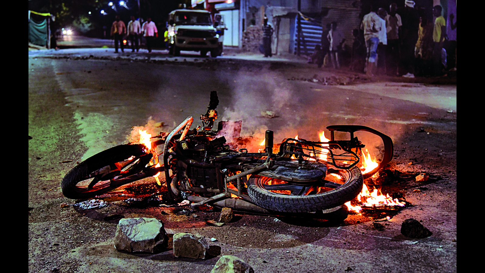 Satara violence: 1 killed, 8 injured in clash between 2 groups over social media post - Vimarsana News
