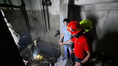 The construction lift in the 40-storey building located in Balkum area off the Ghodbunder Road here collapsed on Sunday evening. (Praful Gangurde / HT Photo) The construction lift in the 40-storey building located in Balkum area off the Ghodbunder Road here collapsed on Sunday evening. (Praful Gangurde / HT Photo)