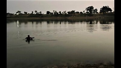 Ashok Kumar catching fish in Tons river (HT Photo) Ashok Kumar catching fish in Tons river (HT Photo)