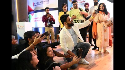 Comedian Kapil Sharma takes a selfie with tourism summit participants in Mohali on Monday. (HT photo)