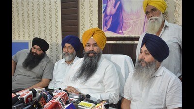 HSGMC general secretary Ramnik Singh Mann (centre) addressing the media at Nada Sahib gurdwara, Panchkula, on Monday. (SANT ARORA/HT) HSGMC general secretary Ramnik Singh Mann (centre) addressing the media at Nada Sahib gurdwara, Panchkula, on Monday. (SANT ARORA/HT)