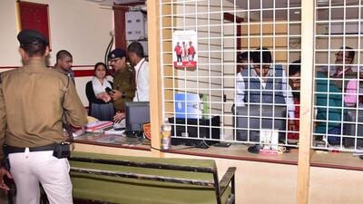Police at Muthoot Finance outlet in Hajipur after the gold heist in November 2019. (HT file) Police at Muthoot Finance outlet in Hajipur after the gold heist in November 2019. (HT file)