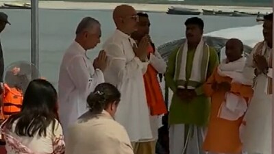 Mauritius Prime Minister Pravind Kumar Jugnauth offering prayers at Dashashwamedh Ghat in Varanasi on Monday. (ANI) Mauritius Prime Minister Pravind Kumar Jugnauth offering prayers at Dashashwamedh Ghat in Varanasi on Monday. (ANI)