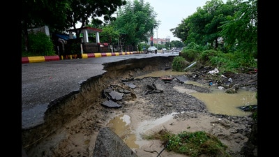 The road caved in after overnight rainfall near Medanta Hospital Awadh Vihar Yojna in Lucknow on Monday (HT Photo) The road caved in after overnight rainfall near Medanta Hospital Awadh Vihar Yojna in Lucknow on Monday (HT Photo)