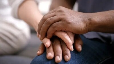By releasing Endorphins, acts of kindness help in relieving the body of pain. (Unsplash)