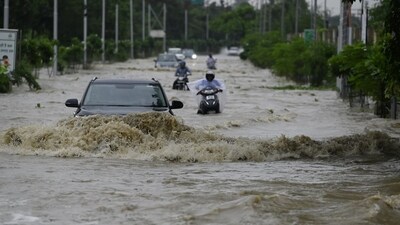 The heavy downpour lashed the streets of Lucknow causing traffic snarls in several places. The meteorological department has predicted a continued rainfall till September 12. (Deepak Gupta/Hindustan Times) The heavy downpour lashed the streets of Lucknow causing traffic snarls in several places. The meteorological department has predicted a continued rainfall till September 12. (Deepak Gupta/Hindustan Times)