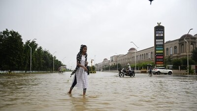 Pedestrians and commuters waded through waterlogged street near Police Headquarter building after heavy rainfall in Lucknow. (Deepak Gupta/Hindustan Times) Pedestrians and commuters waded through waterlogged street near Police Headquarter building after heavy rainfall in Lucknow. (Deepak Gupta/Hindustan Times)