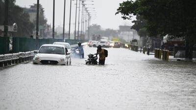 According to the meteorological department, rain showers will continue in Lucknow and adjoining areas of Bundelkhand. The wind speed is expected to remain between 20 to 25 kmph. (Deepak Gupta/Hindustan Times) According to the meteorological department, rain showers will continue in Lucknow and adjoining areas of Bundelkhand. The wind speed is expected to remain between 20 to 25 kmph. (Deepak Gupta/Hindustan Times)