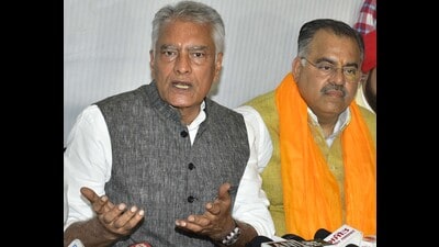 Bharatiya Janata Party (BJP) Punjab president Sunil Jakhar (L) with BJP National general secretary Tarun Chugh. (HT File) Bharatiya Janata Party (BJP) Punjab president Sunil Jakhar (L) with BJP National general secretary Tarun Chugh. (HT File)