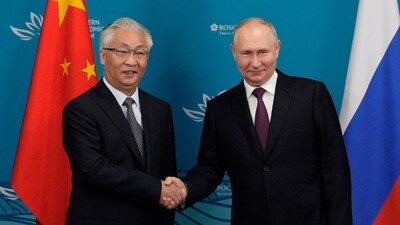 Russian President Vladimir Putin, right, China's Vice Premier Zhang Guoqing pose on the sidelines of the Eastern Economic Forum in Vladivostok, Russia. (AP)