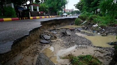 Incessant rainfall led to heavy waterlogging in several areas of Uttar Pradesh's Lucknow on Monday morning. (HT Photo) Incessant rainfall led to heavy waterlogging in several areas of Uttar Pradesh's Lucknow on Monday morning. (HT Photo)