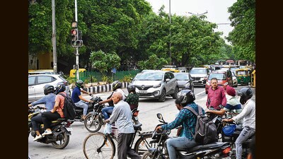 Traffic congestion near a junction on Press Enclave Marg in New Delhi on Tuesday. (Vipin Kumar/HT photo) Traffic congestion near a junction on Press Enclave Marg in New Delhi on Tuesday. (Vipin Kumar/HT photo)